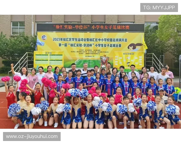 少女绿茵场展英姿用头顶控球展现非凡足球魅力